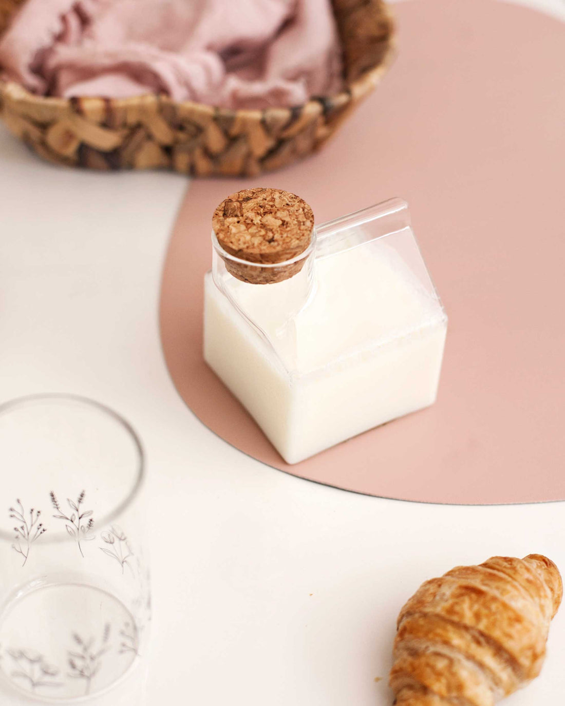 JARRINHA MILK EM VIDRO COM TAMPA DE CORTICA- 350ML