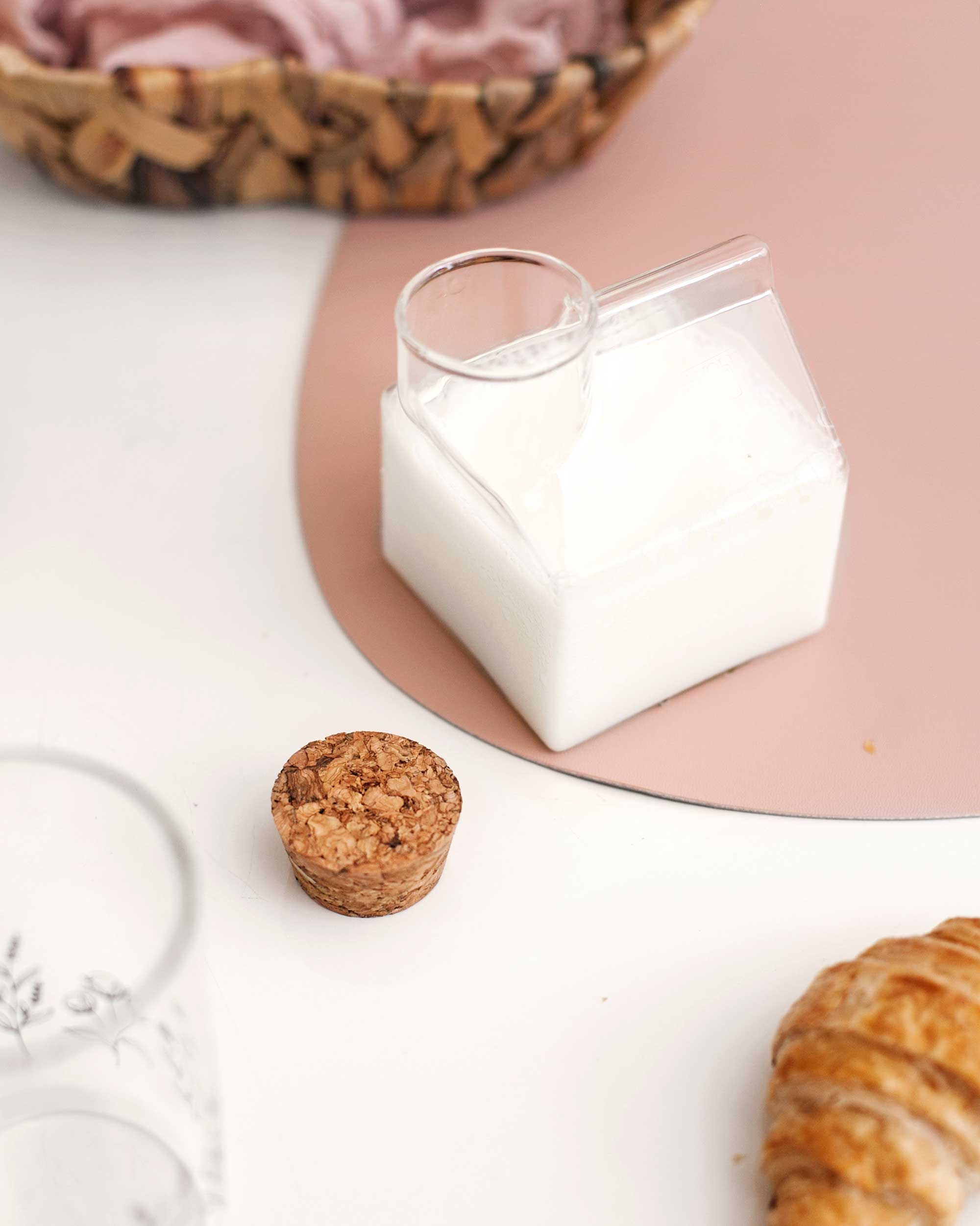 JARRINHA MILK EM VIDRO COM TAMPA DE CORTICA- 350ML