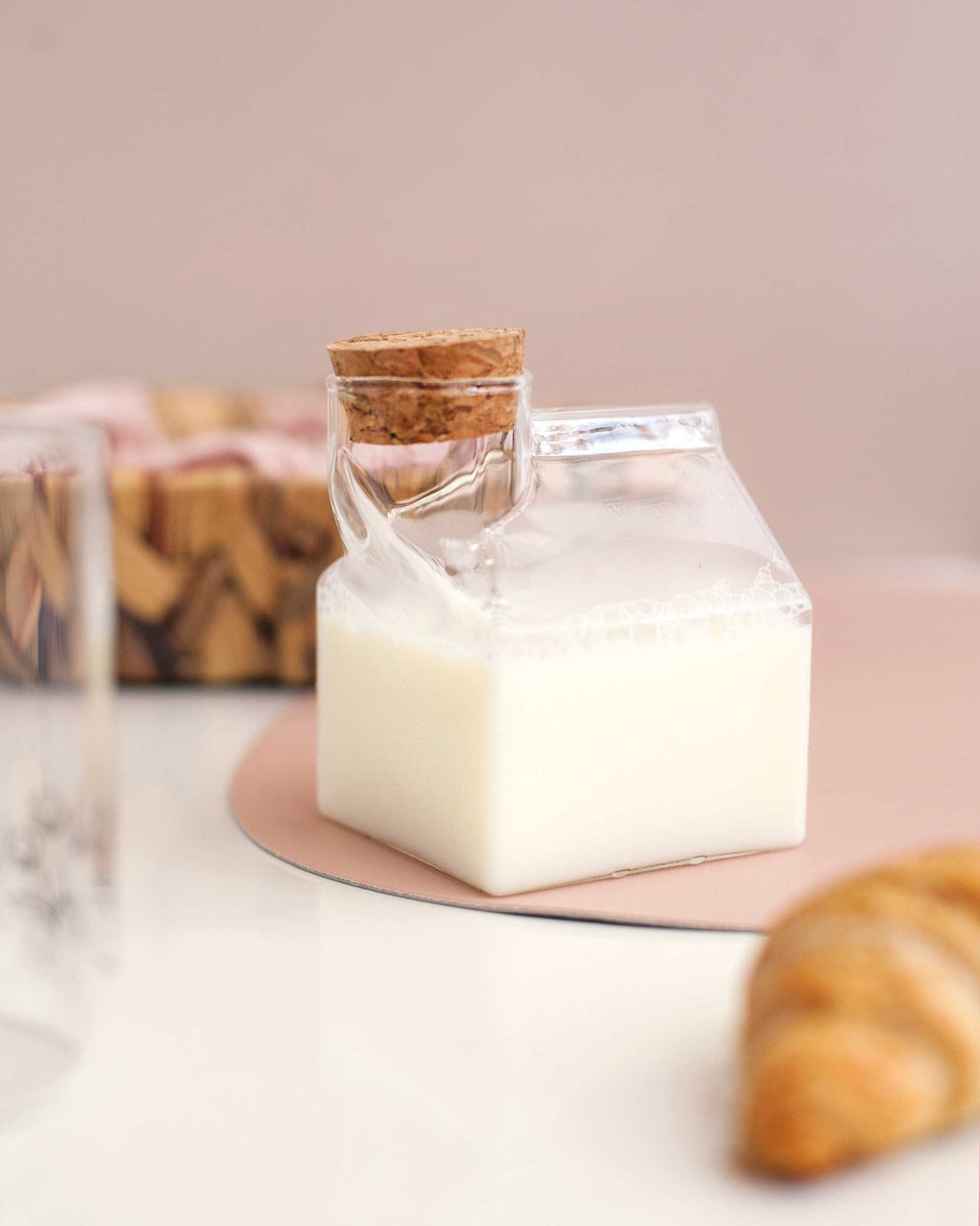 JARRINHA MILK EM VIDRO COM TAMPA DE CORTICA- 350ML