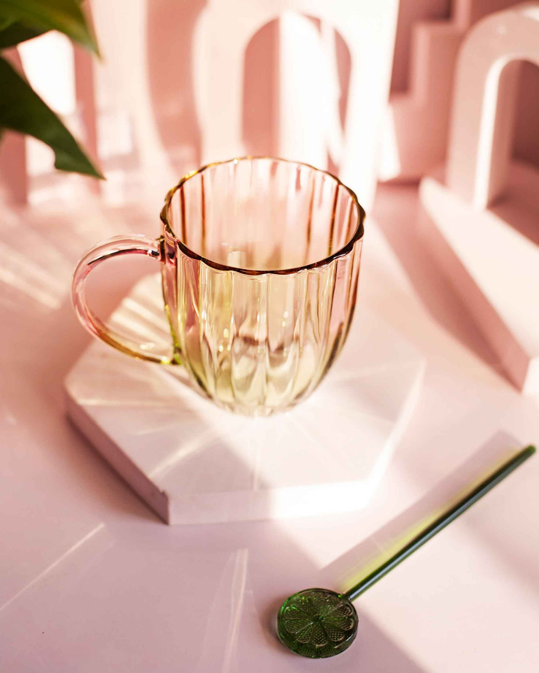 CANECA EM VIDRO BLOSSOM- ROSA- 280 ML